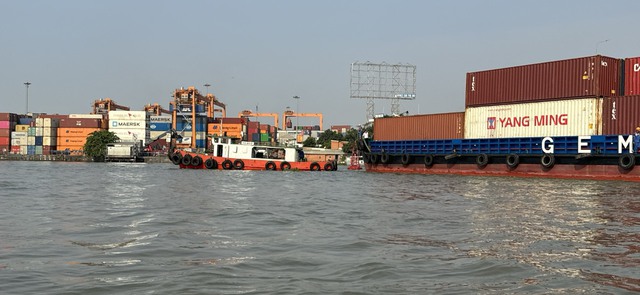 Giải cứu tàu chở container 4.600 tấn mắc kẹt dưới gầm cầu Đồng Nai - Ảnh 2.