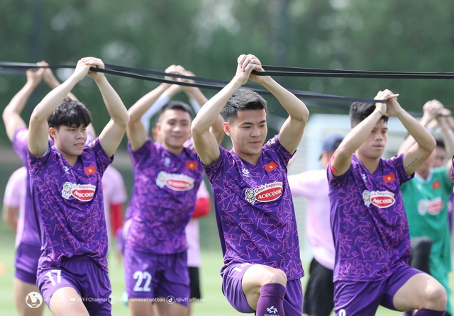 Đội tuyển U23 Việt Nam tích cực rèn sức mạnh dưới trời nắng gắt - Ảnh 1.