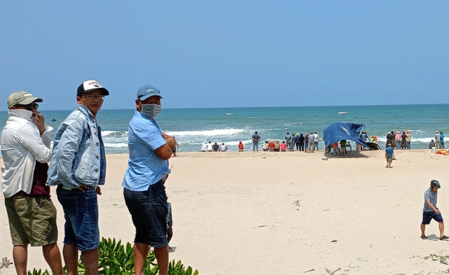 Tìm kiếm thi thể 2 em song sinh mất tích khi tắm biển tại Đà Nẵng - Ảnh 1.