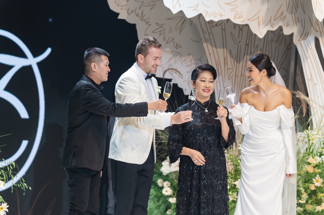 Toàn cảnh đám cưới Minh Tú: 3 bộ trang phục độc đáo, gắn hình ảnh bố lên hoa cưới - Ảnh 16.