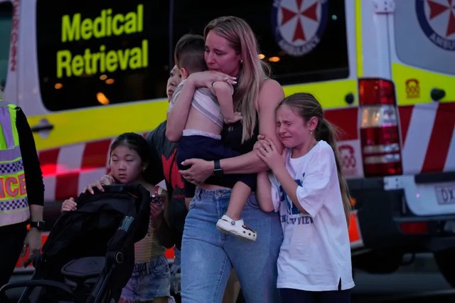 Đâm dao kinh hoàng ở trung tâm thương mại Sydney (Australia) khiến 6 người thiệt mạng - Ảnh 1.