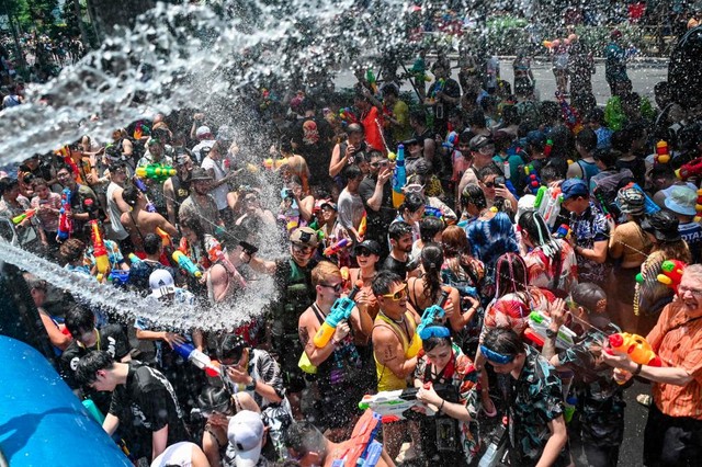 Sôi động lễ hội té nước Songkran đón năm mới tại Thái Lan - Ảnh 1.