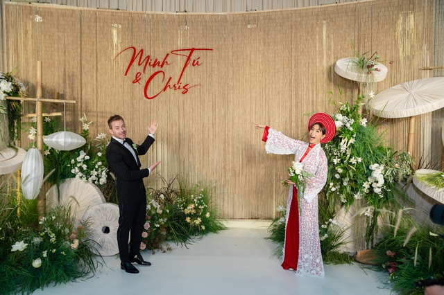 Toàn cảnh đám cưới Minh Tú: 3 bộ trang phục độc đáo, gắn hình ảnh bố lên hoa cưới - Ảnh 1.