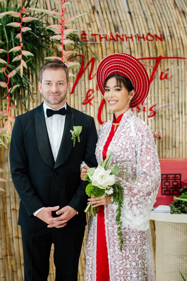 Toàn cảnh đám cưới Minh Tú: 3 bộ trang phục độc đáo, gắn hình ảnh bố lên hoa cưới - Ảnh 2.