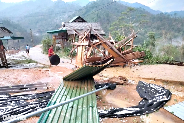 Lốc xoáy khiến nhiều ngôi nhà ở Nghệ An bị tốc mái  - Ảnh 1.