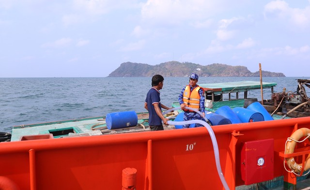 Tàu cảnh sát biển chở 350.000 lít nước ngọt cấp cho người dân đảo Hòn Chuối - Ảnh 1.