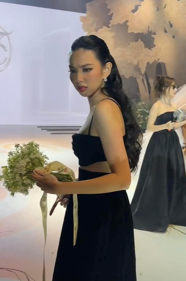 Hoa hậu Thùy Tiên dùng chiêu độc bắt hoa cưới Minh Tú - Ảnh 10.