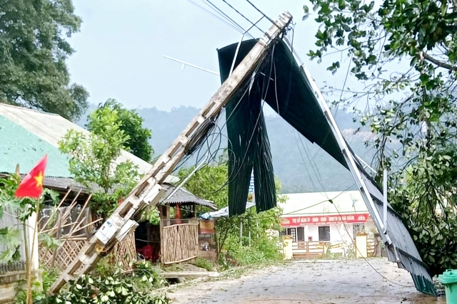 Lốc xoáy khiến nhiều ngôi nhà ở Nghệ An bị tốc mái  - Ảnh 2.