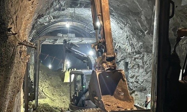 Sự cố sạt lở hầm đường sắt Bãi Gió: Vẫn còn khoảng 200m3 đất đá trong hầm - Ảnh 1.