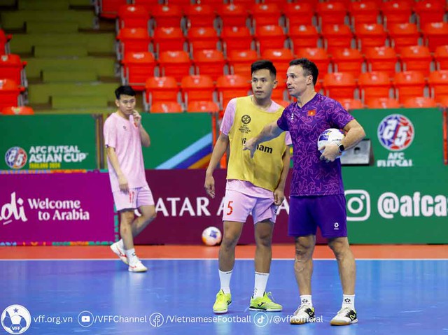 ĐT futsal Việt Nam tập làm quen nhà thi đấu chính thức Hua Mark - Ảnh 2.