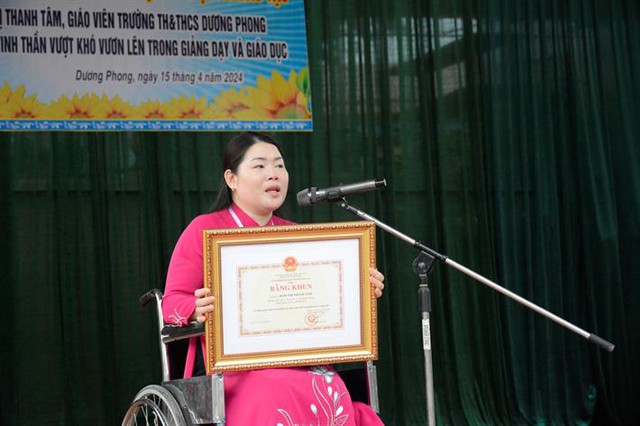 Tặng Bằng khen của Bộ trưởng Bộ GDĐT cho giáo viên khuyết tật tiêu biểu  - Ảnh 1.
