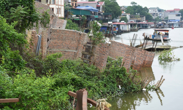 Bắc Ninh tháo dỡ 10 căn nhà sụt lún ven sông Cầu - Ảnh 1.