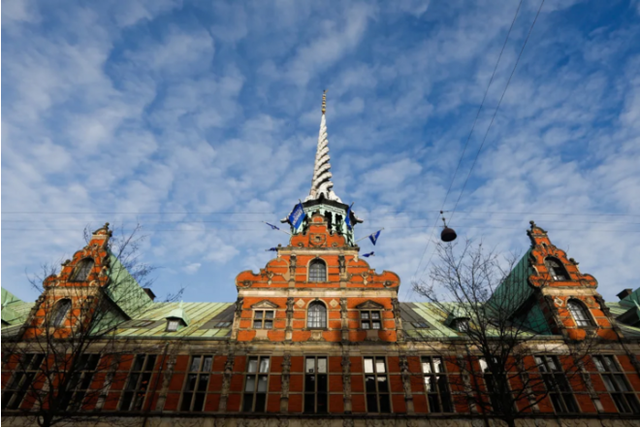 Hỏa hoạn bùng phát tại tòa nhà Sàn giao dịch 400 năm tuổi ở Copenhagen, Đan Mạch - Ảnh 1.