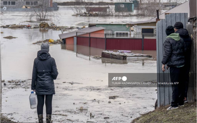 Nga, Kazakhstan vật lộn với lũ lụt dọc sông Siberia - Ảnh 1.
