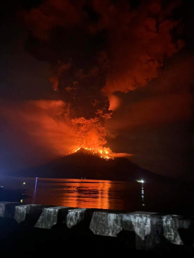 Núi lửa phun trào, hàng trăm người dân Indonesia sơ tán  - Ảnh 1.