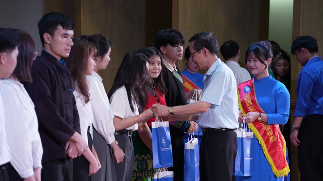   Hỗ trợ học trò vùng khó trong Ngày hội học sinh, sinh viên các dân tộc Việt Nam  - Ảnh 3.