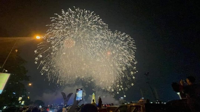  Pháo hoa rực sáng trời đêm Phú Thọ dịp Lễ hội Đền Hùng 2024 - Ảnh 5.