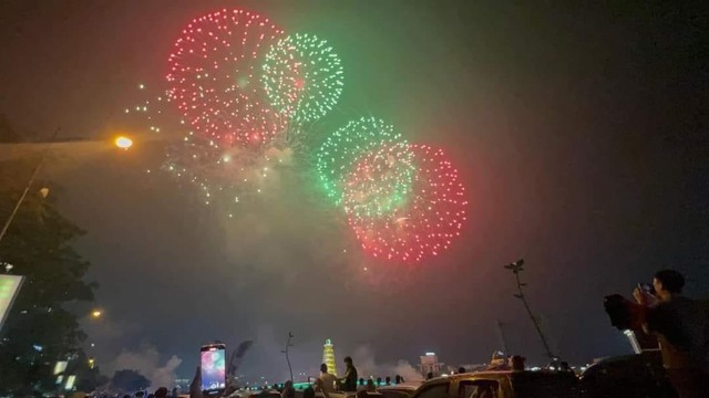  Pháo hoa rực sáng trời đêm Phú Thọ dịp Lễ hội Đền Hùng 2024 - Ảnh 6.