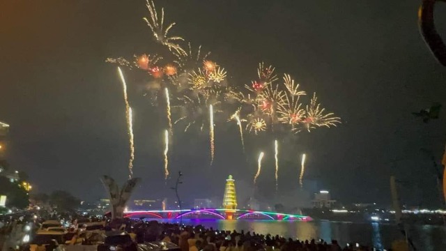  Pháo hoa rực sáng trời đêm Phú Thọ dịp Lễ hội Đền Hùng 2024 - Ảnh 4.