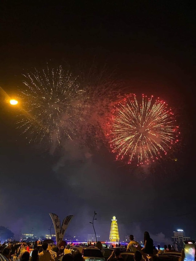 Pháo hoa rực sáng trời đêm Phú Thọ dịp Lễ hội Đền Hùng 2024 - Ảnh 2.