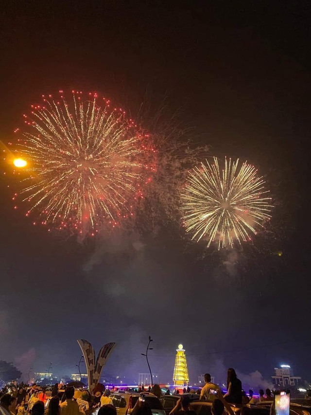  Pháo hoa rực sáng trời đêm Phú Thọ dịp Lễ hội Đền Hùng 2024 - Ảnh 3.