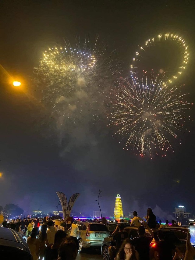  Pháo hoa rực sáng trời đêm Phú Thọ dịp Lễ hội Đền Hùng 2024 - Ảnh 1.