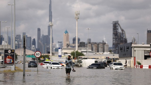 Sân bay Dubai (UAE) chuyển hướng nhiều chuyến bay do mưa lớn gây ngập nặng - Ảnh 1.