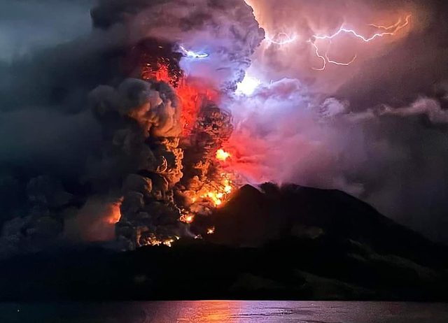 Indonesia cảnh báo sóng thần do núi lửa Ruang tiếp tục phun trào - Ảnh 2.