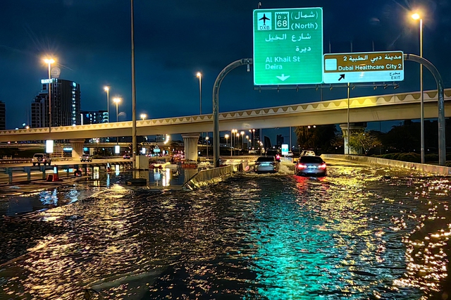 Mưa bão lịch sử làm tê liệt thành phố Dubai - Ảnh 2.