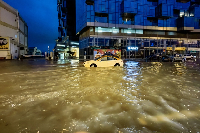 Mưa bão lịch sử làm tê liệt thành phố Dubai - Ảnh 3.