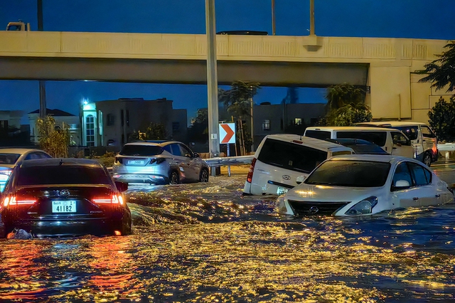 Mưa bão lịch sử làm tê liệt thành phố Dubai - Ảnh 1.