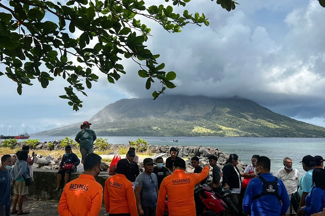 Indonesia cảnh báo sóng thần do núi lửa Ruang tiếp tục phun trào - Ảnh 1.