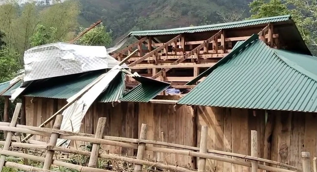 Dông lốc cuốn phăng hơn 800 mái nhà tại Cao Bằng - Ảnh 1.