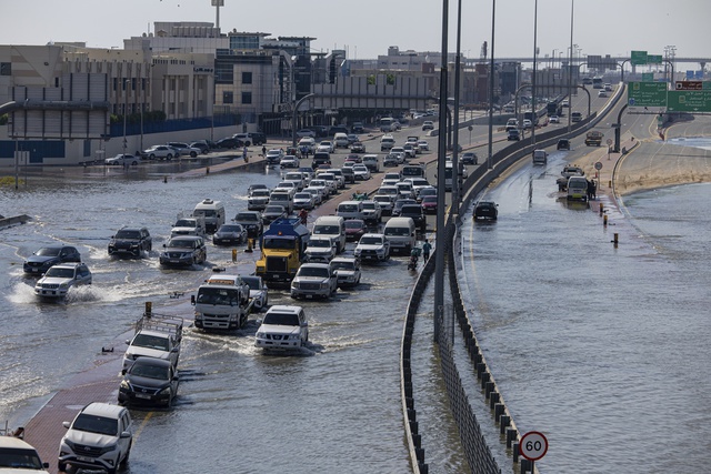 UAE bắt đầu dọn dẹp sau trận lũ lịch sử - Ảnh 2.