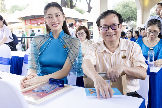 Lương Thùy Linh trở thành Đại sứ văn hóa đọc TP Hồ Chí Minh - Ảnh 2.