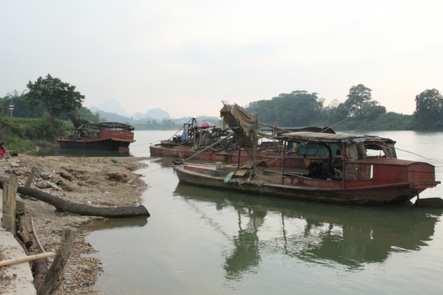 Phát hiện 9 thuyền vỏ sắt khai thác cát trái phép trên sông Lam - Ảnh 3.