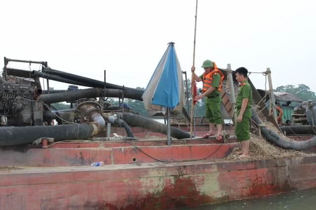Phát hiện 9 thuyền vỏ sắt khai thác cát trái phép trên sông Lam - Ảnh 1.