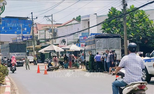 Xe tải va chạm xe máy ở Bình Phước, 3 người thương vong - Ảnh 1.