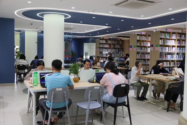 Thư viện Hà Nội: Không gian hiện đại thu hút bạn đọc - Ảnh 8.