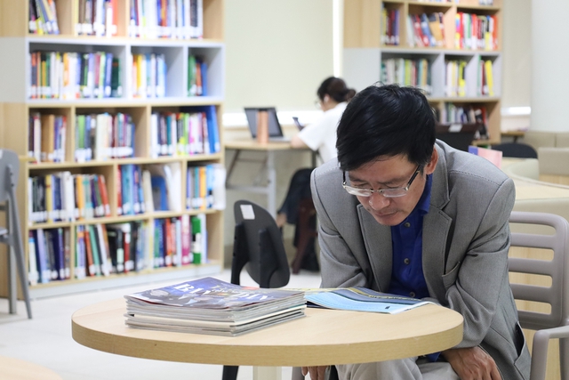 Thư viện Hà Nội: Không gian hiện đại thu hút bạn đọc - Ảnh 7.