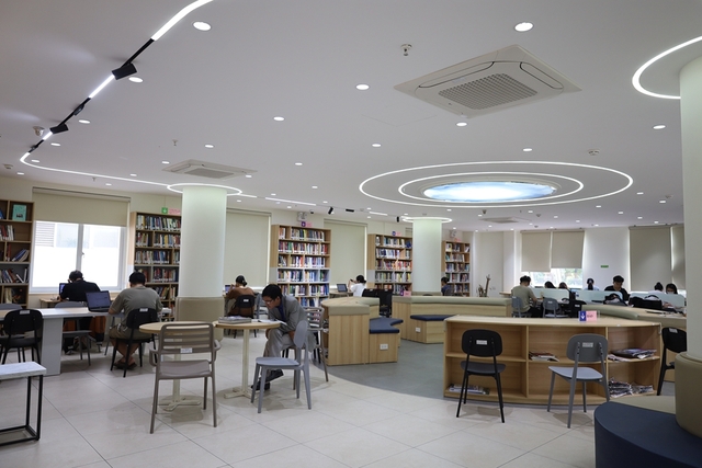 Thư viện Hà Nội: Không gian hiện đại thu hút bạn đọc - Ảnh 6.