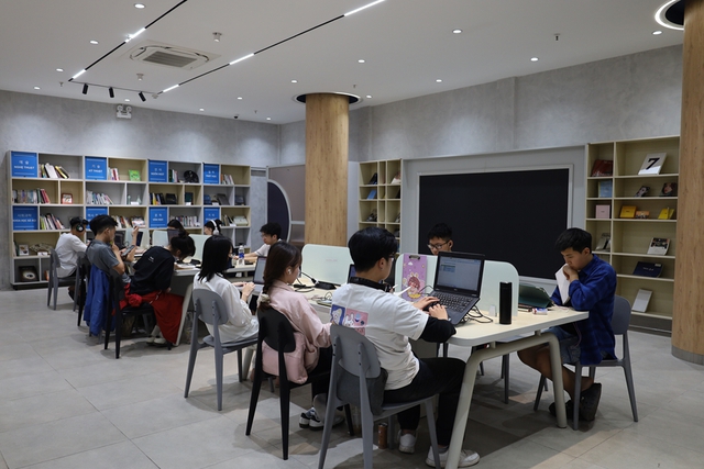 Thư viện Hà Nội: Không gian hiện đại thu hút bạn đọc - Ảnh 4.