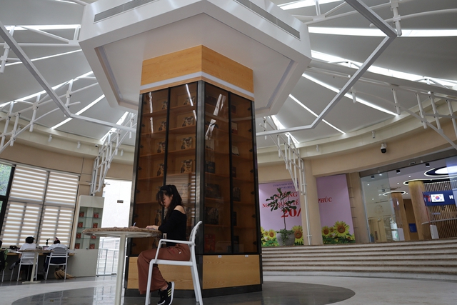 Thư viện Hà Nội: Không gian hiện đại thu hút bạn đọc - Ảnh 2.