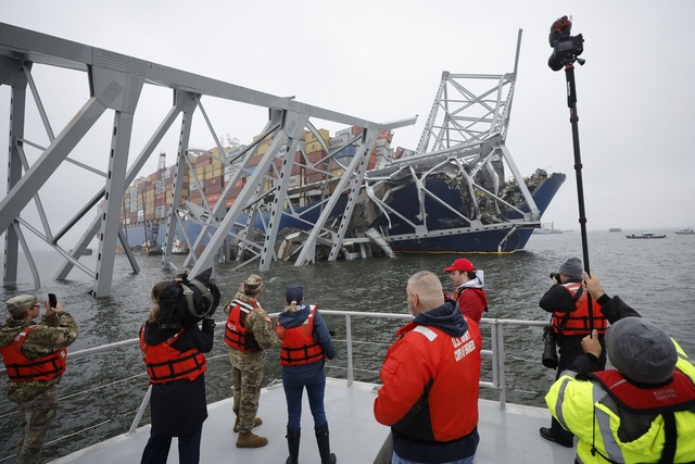 Vụ sập cầu ở Baltimore gây thiệt hại 15 triệu USD/ngày, Mỹ nỗ lực khắc phục thiệt hại - Ảnh 1.