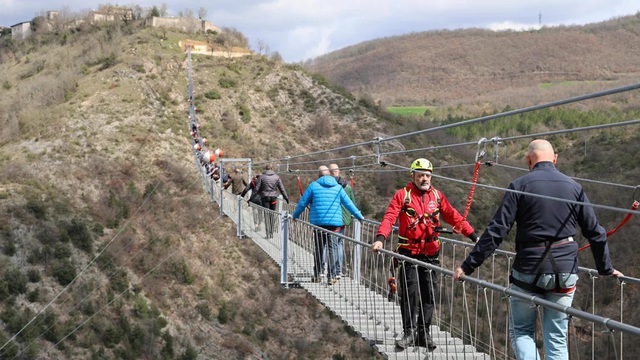 Mở cửa cầu treo qua núi dài nhất châu Âu tại Italy - Ảnh 1.