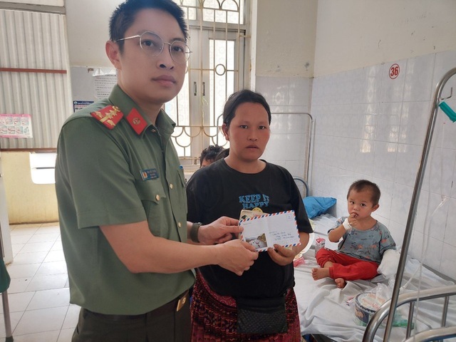Cộng đồng cứu giúp cánh tay bị bỏng nặng cho cháu bé ở Sơn La với 160 triệu đồng - Ảnh 2.