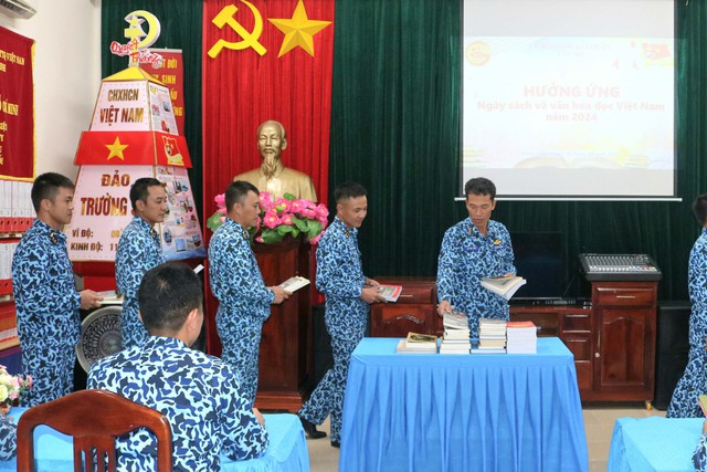 Cán bộ, thủy thủ Lữ đoàn Tầu Ngầm 189 hưởng ứng Ngày Sách và Văn hóa đọc Việt Nam - Ảnh 1.