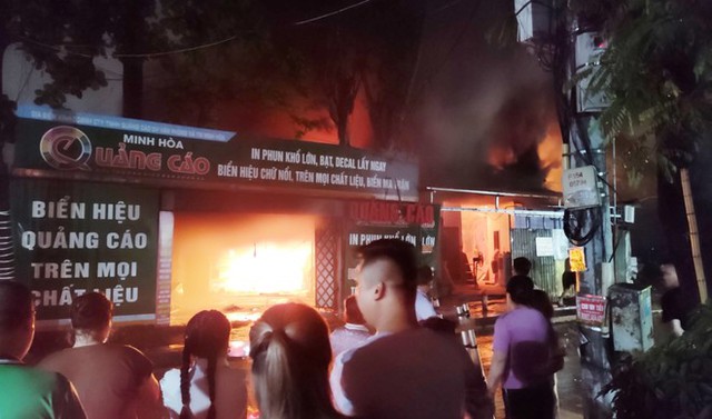 Cháy cửa hàng in ở Phú Diễn (Hà Nội) nghi do sét đánh - Ảnh 1.