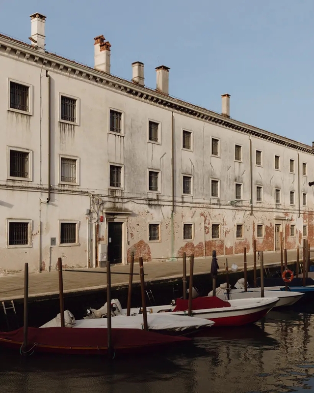 Vatican biến nhà tù thành siêu triển lãm Venice Biennale - Ảnh 2.