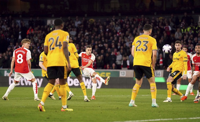 Arsenal vươn lên dẫn đầu Ngoại hạng Anh - Ảnh 1.